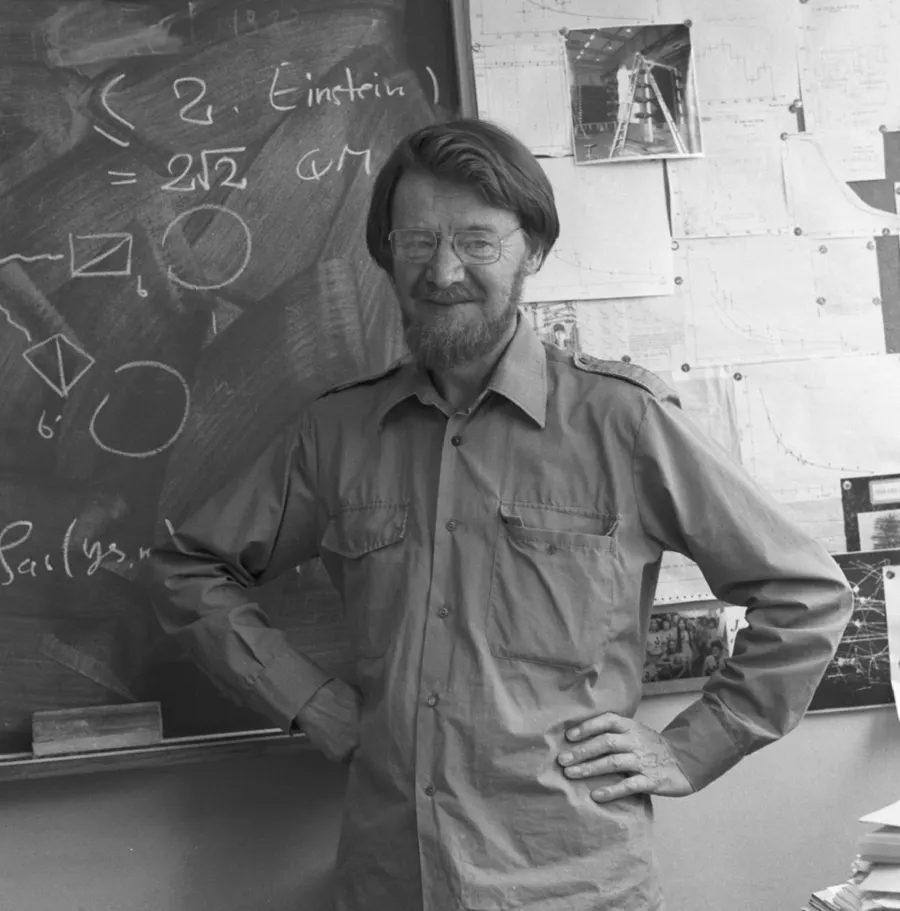 Джон Стюарт Белл в ЦЕРНе, июнь 1982 года — в тот самый год, когда в Орсэ поставили решающий опыт