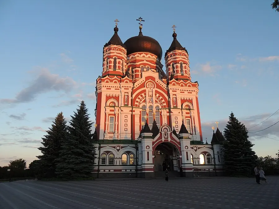 Феофания под Киевом. МЭСМ собирали в двухэтажном корпусе бывшего монастыря, в двух шагах отсюда: в городе не нашлось зала, да и секретность требовала уединения