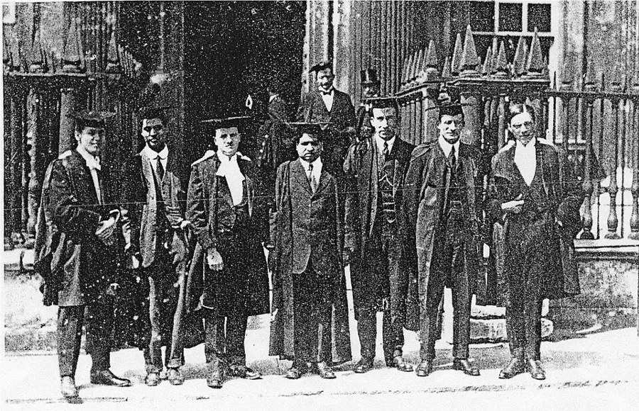 Кембридж между 1914 и 1919 годом: Рамануджан в центре, Харди — крайний справа, у Сенат-хауса